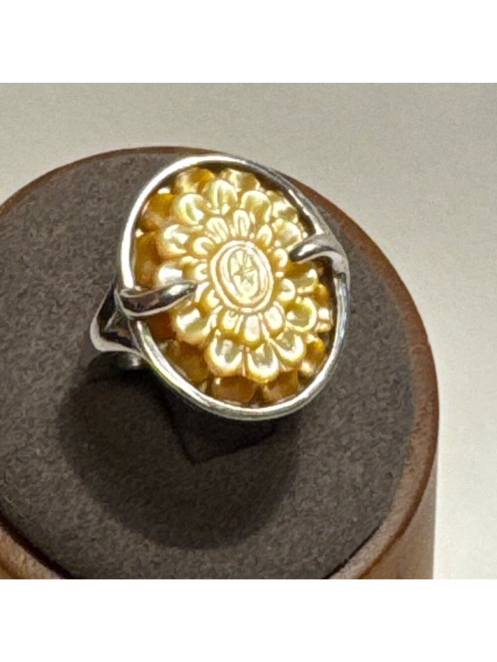 Sterling Silver 925 Carved Mother of Pearl Rhodium Flower Ring Size 7.75 - Picture 6 of 15